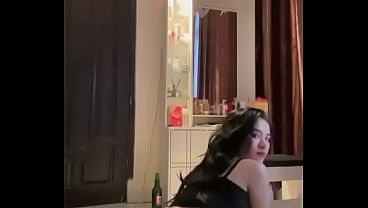 An Indonesian woman shakes her buttocks.