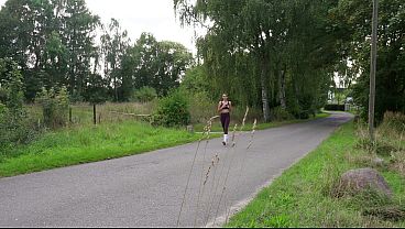 Pakistanische Joggerin wird hinter den Heuballen gefickt